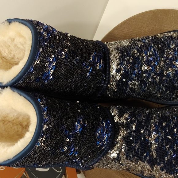 ❄EUC UGG Women's/Ladies/Girl's/Unisex Blue/Silver/Black Sequined Mid Top Boot, 8 - Picture 4 of 9